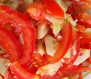 Салат из помидор со свежими огурцами.