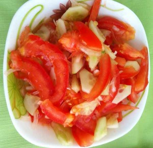 Салат из помидор со свежими огурцами.
