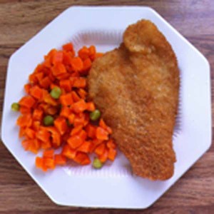 Рыба жаренная с отварной морковью и зеленым горошком.