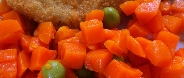 Рыба жаренная с отварной морковью и зеленым горошком.