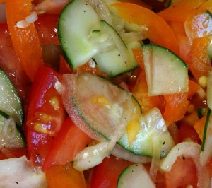 Салат из помидор со свежими огурцами и болгарским перцем