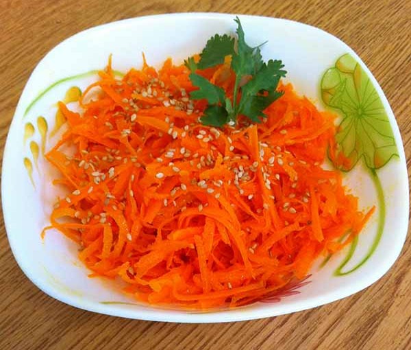 Салат из свежей моркови с кунжутом.