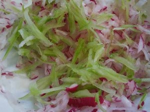 Салат из редиса с сельдерееем