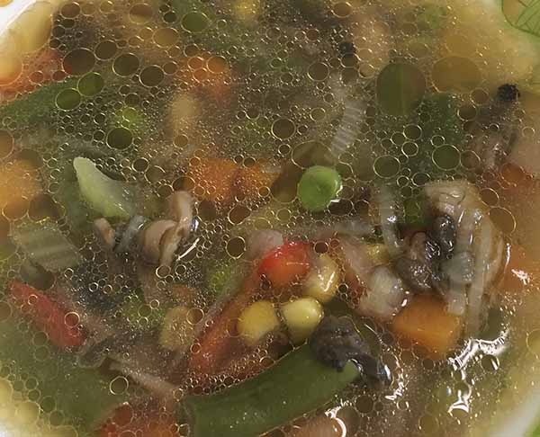 Суп постный из замороженных овощей с грибами.