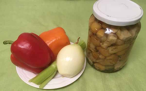 Грибы, болгарский перец, сельдерей и лук