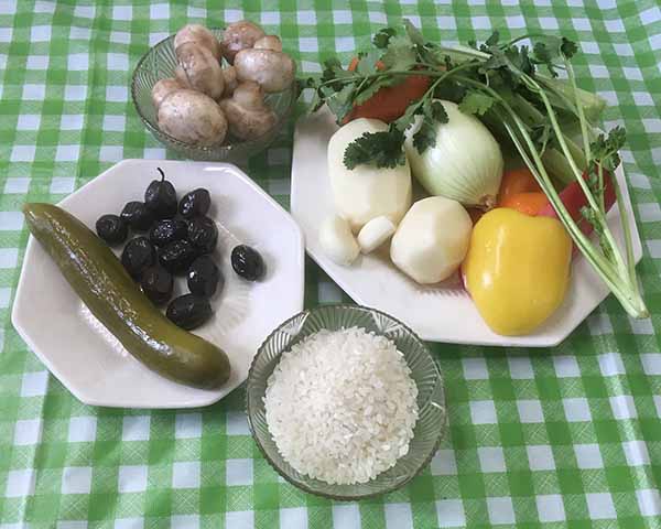 соленый огурец, маслины, болгарский перец,грибы, лук,зелень