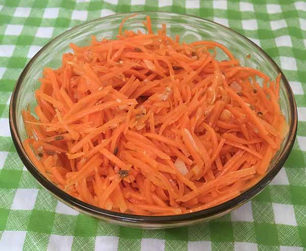 Острый, пряный салат из моркови.