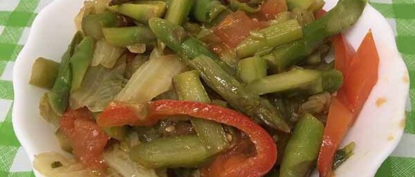 Теплый салат из спаржи, с болгарским перцем и листьями салата "Айсберг"