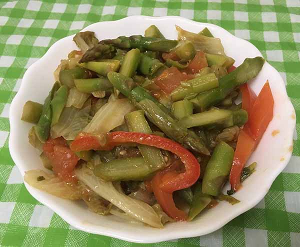 Теплый салат из спаржи, с болгарским перцем и листьями салата "Айсберг"