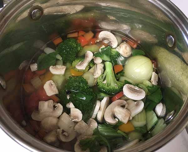  Постный суп с грибами, спаржей и брокколи