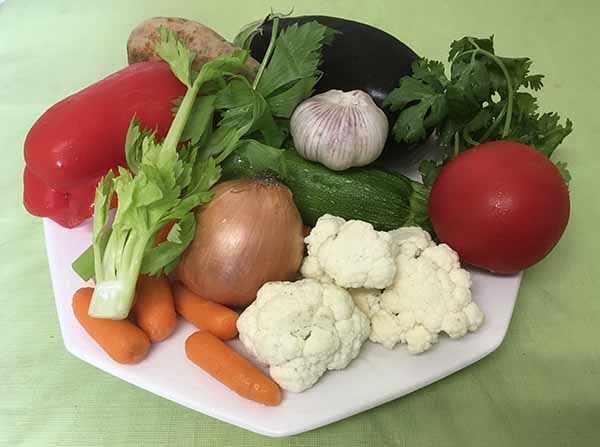 Лук ,морковь, болгарский перец, цветная капуста помидоры, сельдерей